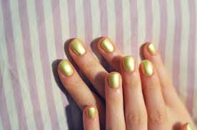 ekstrawaganki żółty manicure